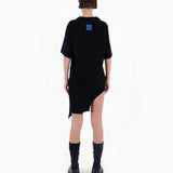 Reglan Kollu, Yakası Fitilli ve Etekli, Kenarları "KNTLGY" Fırfırlı Baskılı Siyah Asimetrik Tişört Elbise