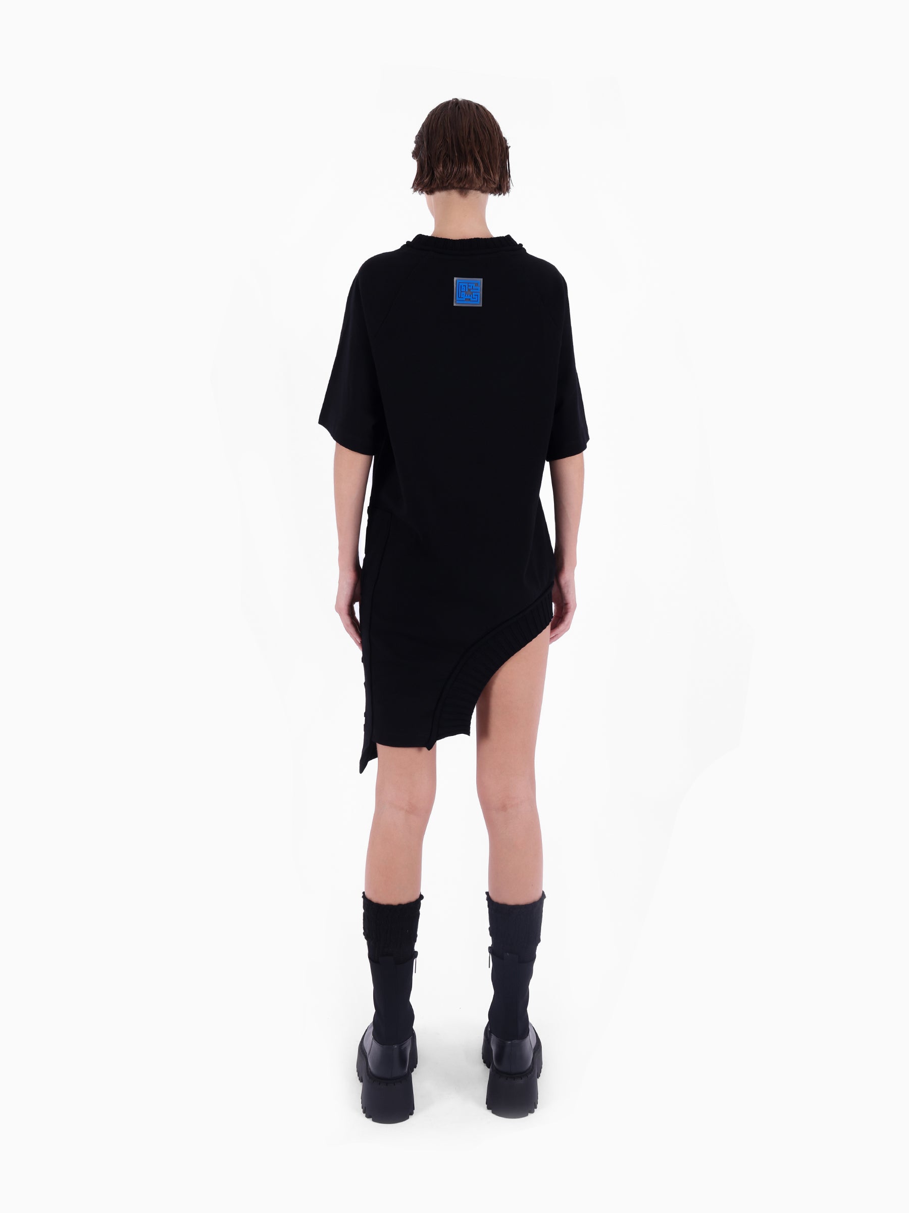 Reglan Kollu, Yakası Fitilli ve Etekli, Kenarları "KNTLGY" Fırfırlı Baskılı Siyah Asimetrik Tişört Elbise