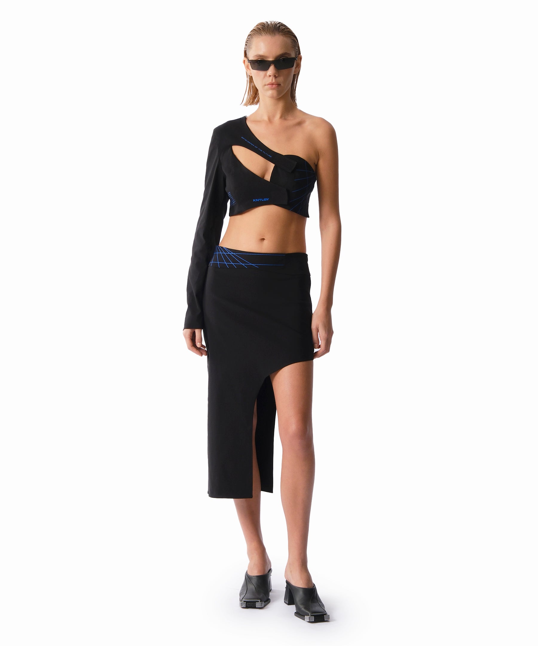 KNTLGY Heroine Asymmetric Midi Etek Hafif ve nefes alabilen bir kumaştan üretilen bu midi etek, üstün konfor ve kalıcı kalite sunar. Asimetrik etek kısmı klasik silüete modern bir hava katıyor.