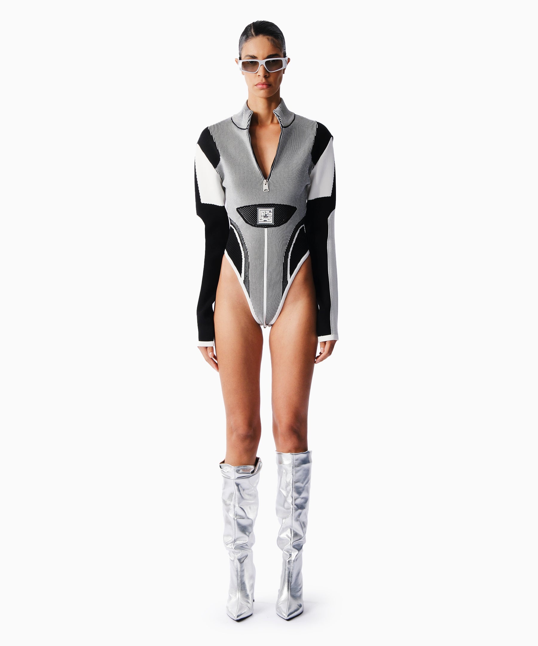 KNTLGY black and white knit bodysuit with half zip and logo – kadın triko body
zendaya
futuristic top
dune film combine