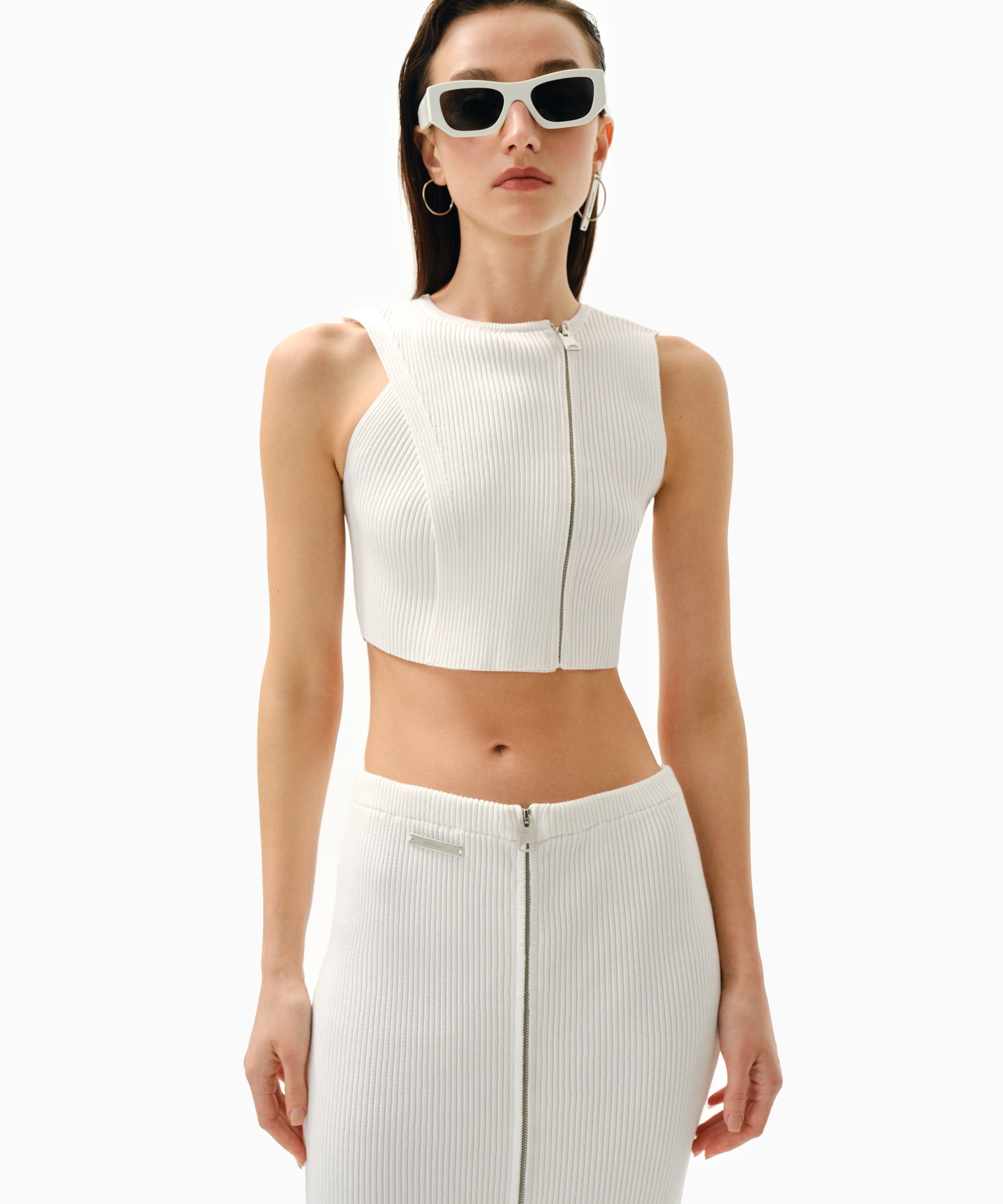 KNTLGY Fermuarlı Örme Beyaz Crop Top. Önden metal fermuarlı kapama