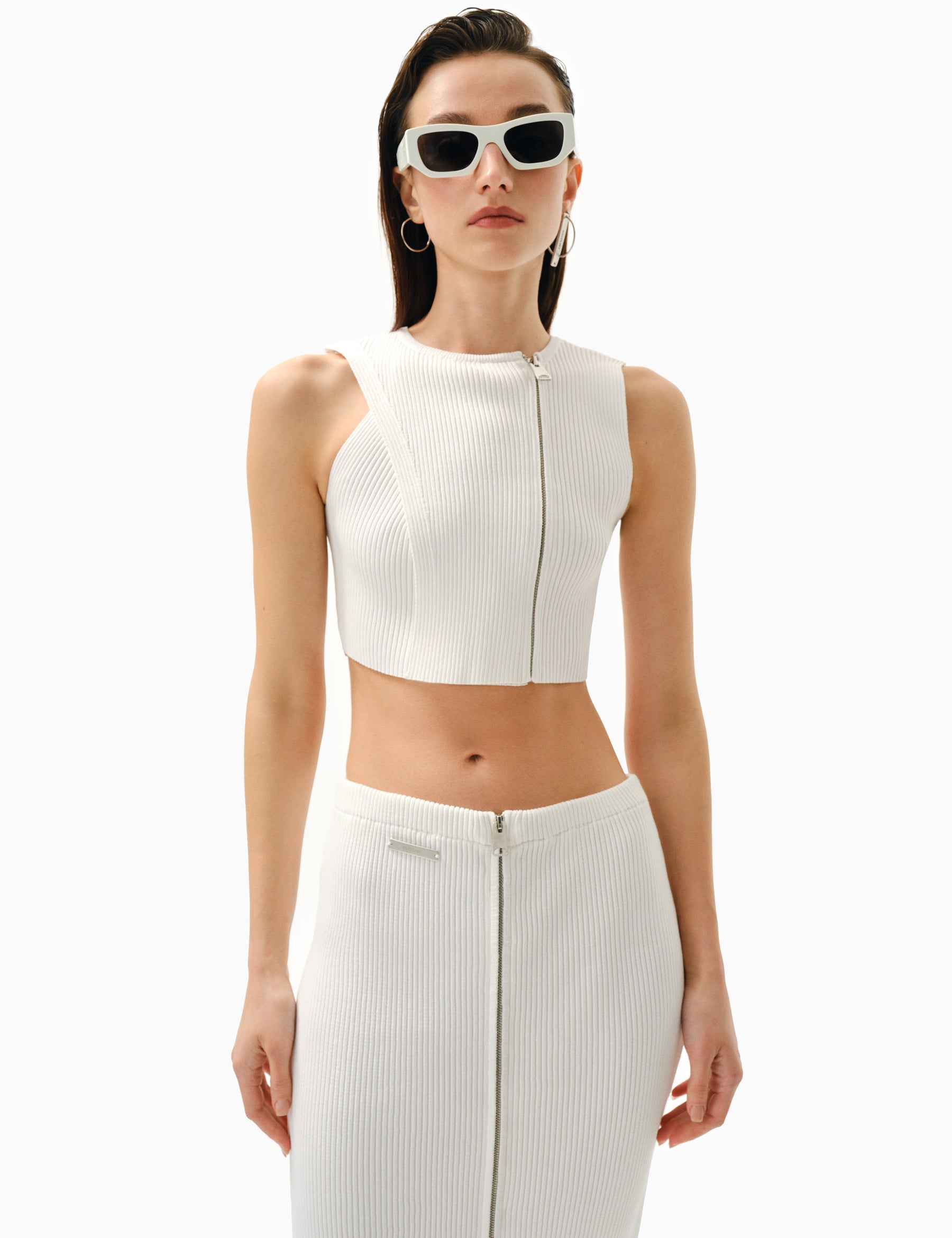 KNTLGY Fermuarlı Örme Beyaz Crop Top. Önden metal fermuarlı kapama