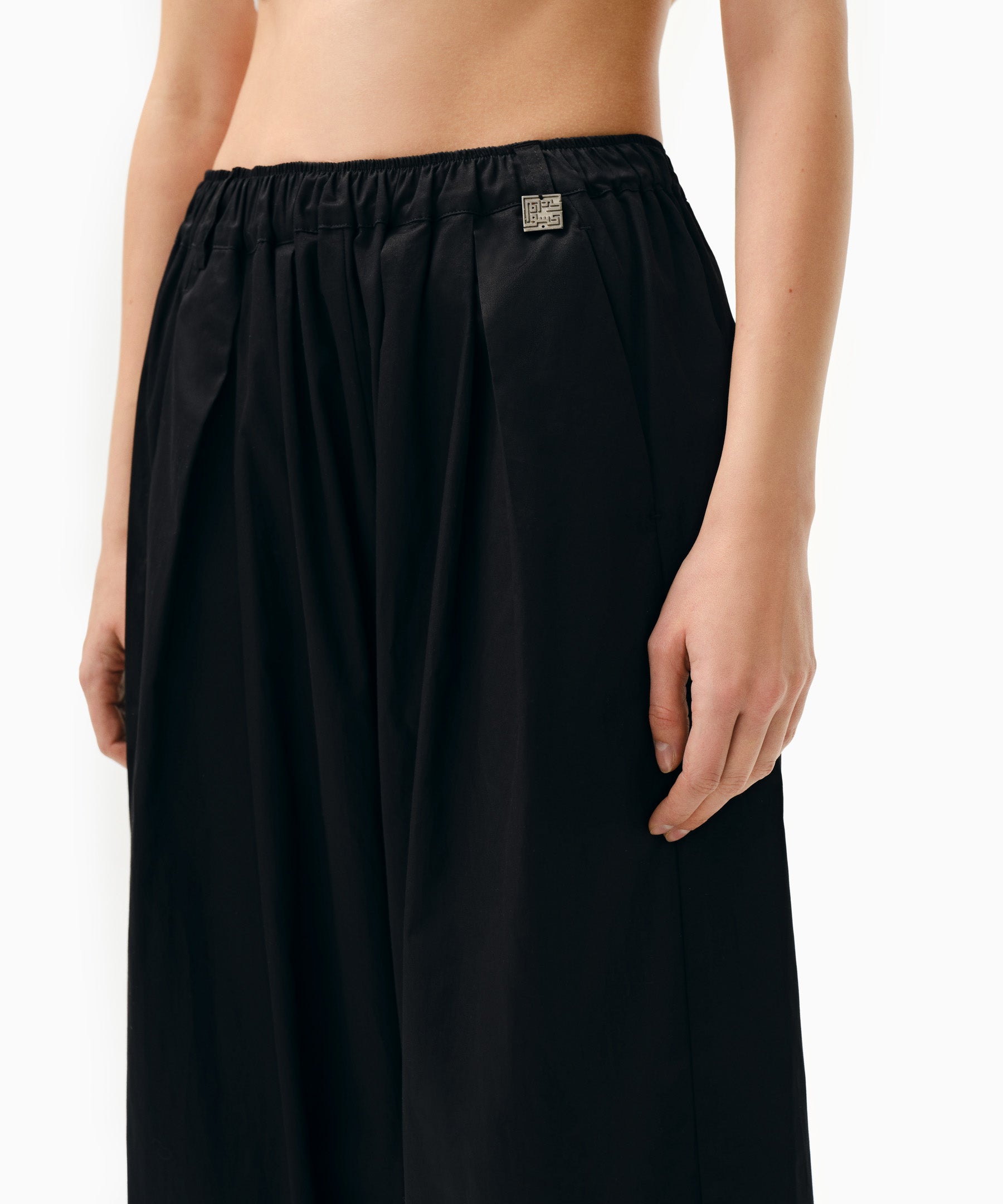 KNTLGY 4PM Siyah Pantolon Siyah poplin kumaştan pantolon kesim pantolon. Sol tarafında KNTLGY Metal logo aksesuarı bulunmaktadır. Pantolonun iki ön cebi vardır ve bilekleri lastiklidir.