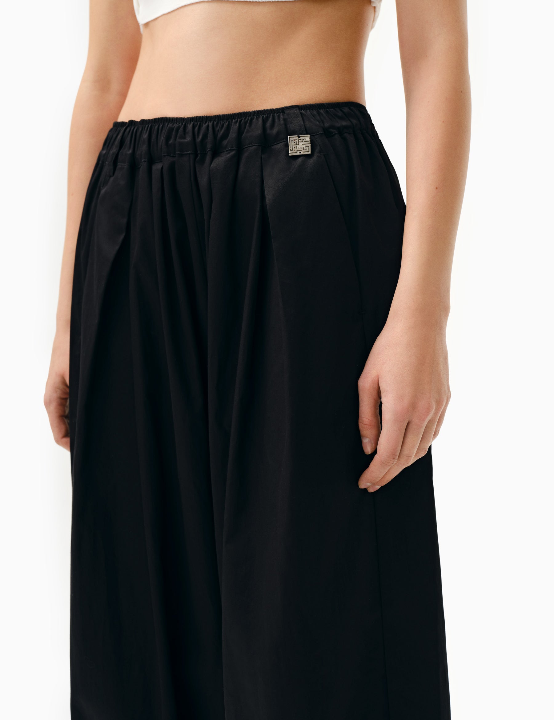KNTLGY 4PM Siyah Pantolon Siyah poplin kumaştan pantolon kesim pantolon. Sol tarafında KNTLGY Metal logo aksesuarı bulunmaktadır. Pantolonun iki ön cebi vardır ve bilekleri lastiklidir.