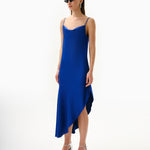 KNTLGY Asimetrik, Dekolte Yaka, Ayarlanabilir Askılı Mavi Saten Elbise